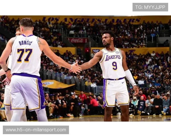 东契奇三双领衔湖人胜热火 里夫斯助攻暴扣维金斯展现抢眼表现 东契奇三双领衔湖人胜热火 里夫斯助攻暴扣维金斯展现抢眼表现