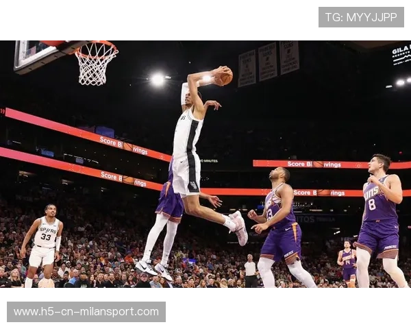 布克突破上篮连中,凤凰城逆转瞬间实现