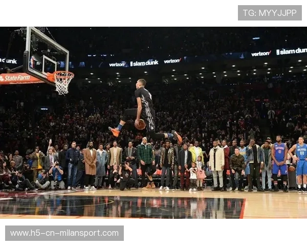 拉文扣篮强度爆表，助跑一步惊人弹跳