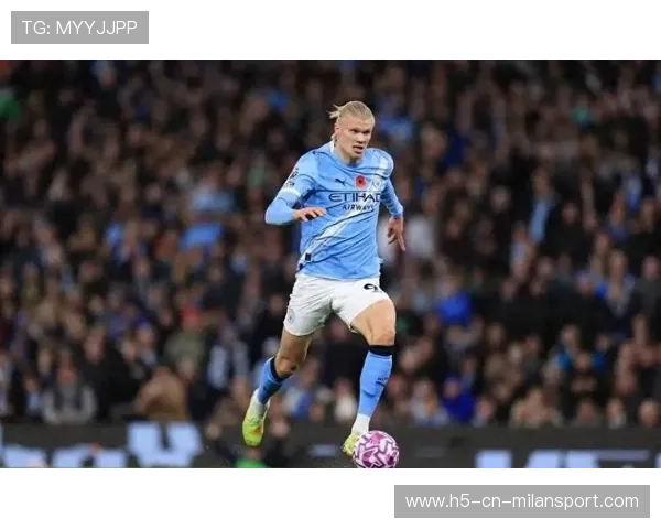 哈兰德背身护球转身推射，曼城效率拉满