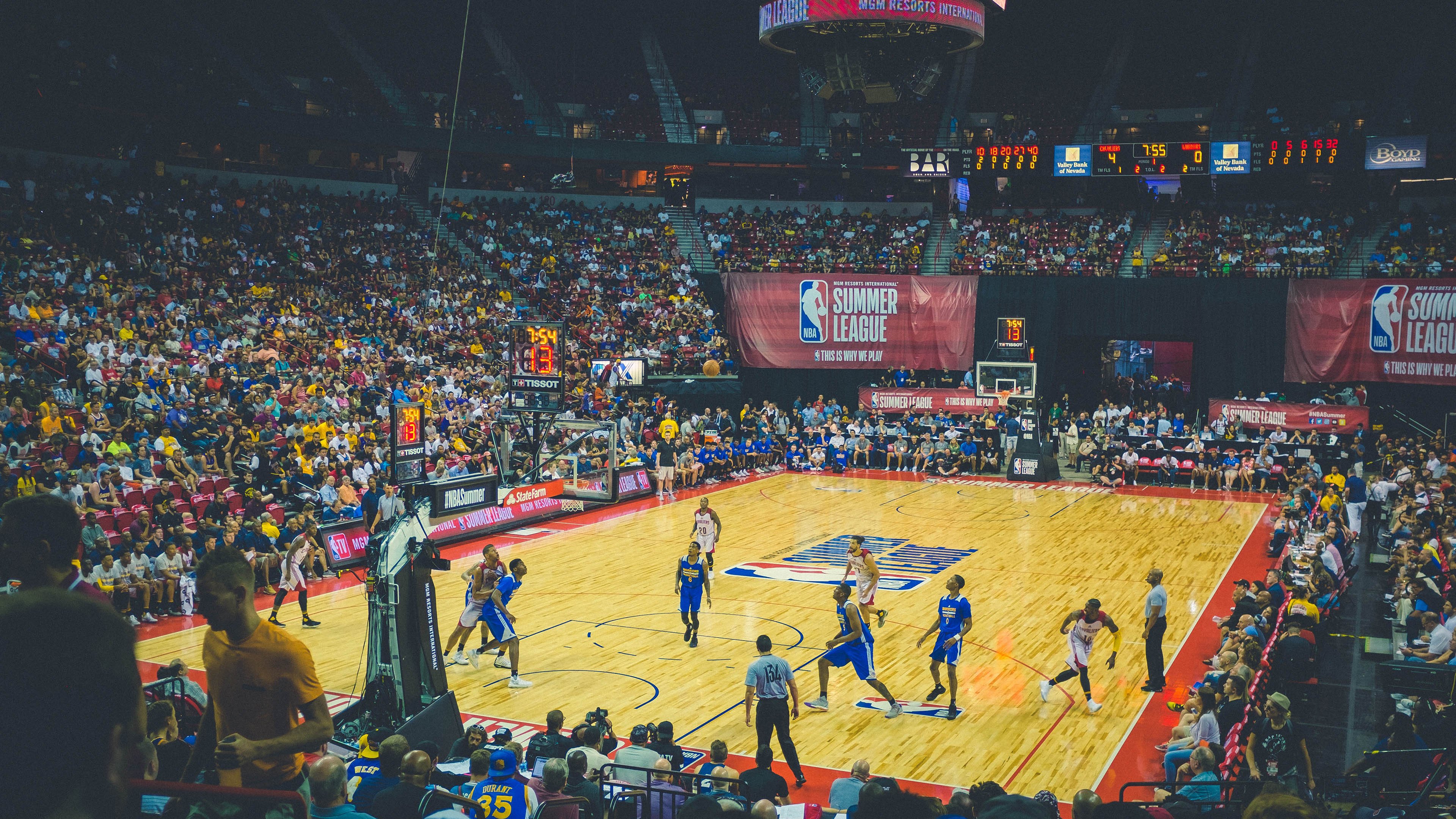 “彼得森闪电突破，带领南非羚羊队攻克强敌”